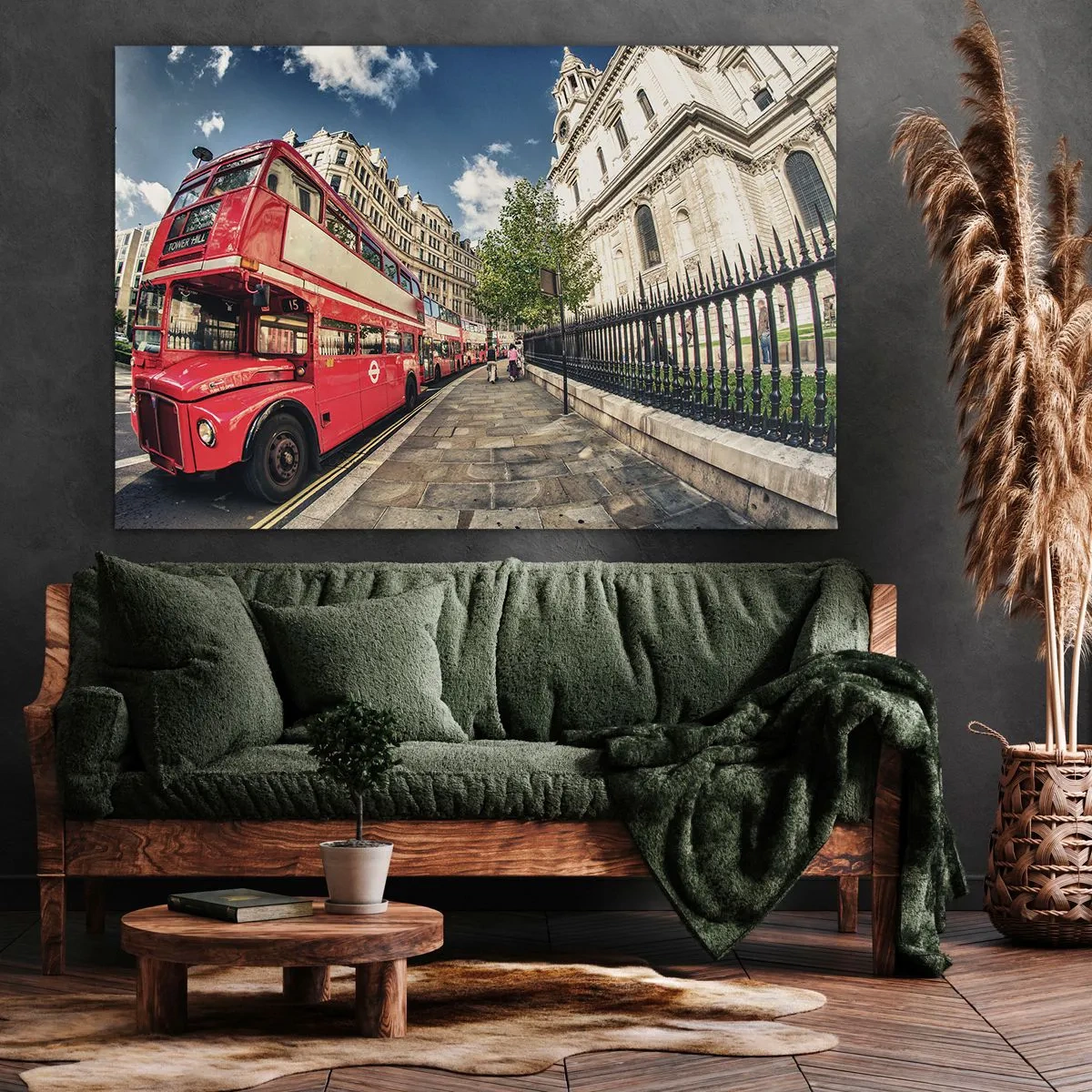 Obraz na płótnie - Czerwony piętrowy autobus w Londynie przy ulicy i katedrze - 120x80cm - Londyńska ulica w szarości i czerwieni - Nowoczesna dekoracja ścienna do salonu, kuchni i sypialni ARTTOR