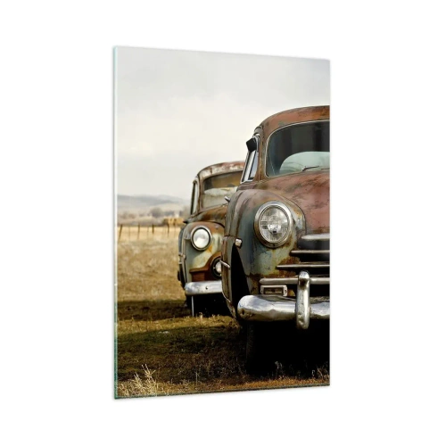 Obraz na szkle - Dwa stare samochody na polnej drodze przy drewnianym płocie - 80x120cm - Zasłużony odpoczynek - Nowoczesna dekoracja ścienna do salonu i sypialni ARTTOR