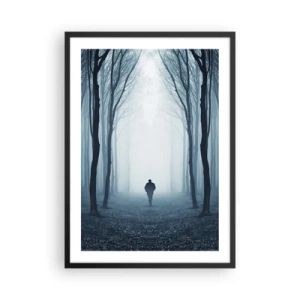 Plakat w czarnej ramie - Mężczyzna w mglistym lesie, otoczony drzewami - 50x70cm - I wszystko proste i jasne - Nowoczesna dekoracja ścienna do salonu i sypialni ARTTOR