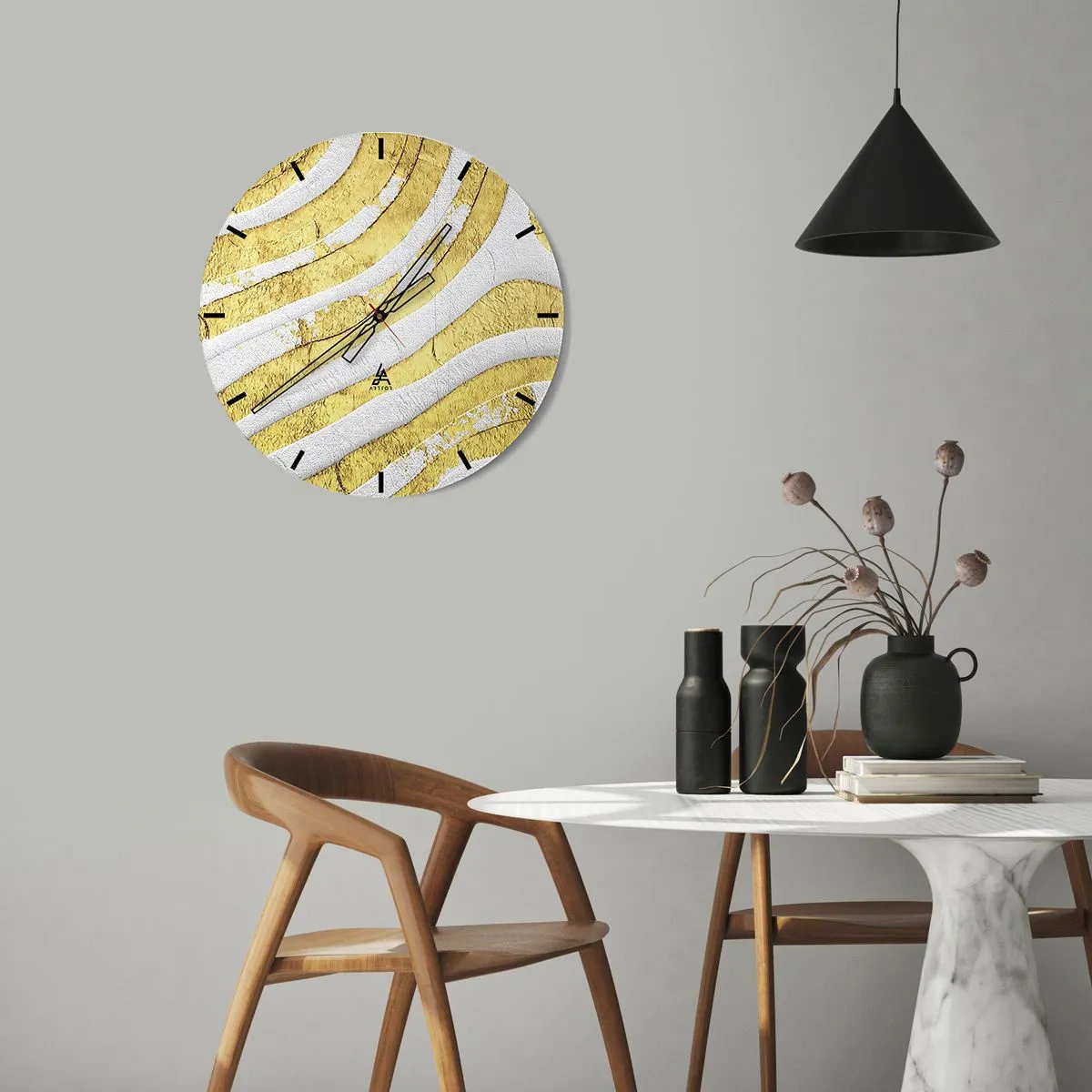 Zegar ścienny - Złote i białe fale w abstrakcyjnej fakturze - 30x30cm - Kompozycja w bieli i złocie - Nowoczesna dekoracja ścienna do salonu, kuchni i sypialni ARTTOR