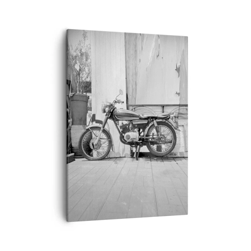 Obraz na płótnie - Czarno-biały obraz przedstawiający zabytkowy motocykl na tle drewnianej ściany - 50x70cm - Klasyka ponad wszystko - Nowoczesna dekoracja ścienna do salonu, kuchni i sypialni ARTTOR
