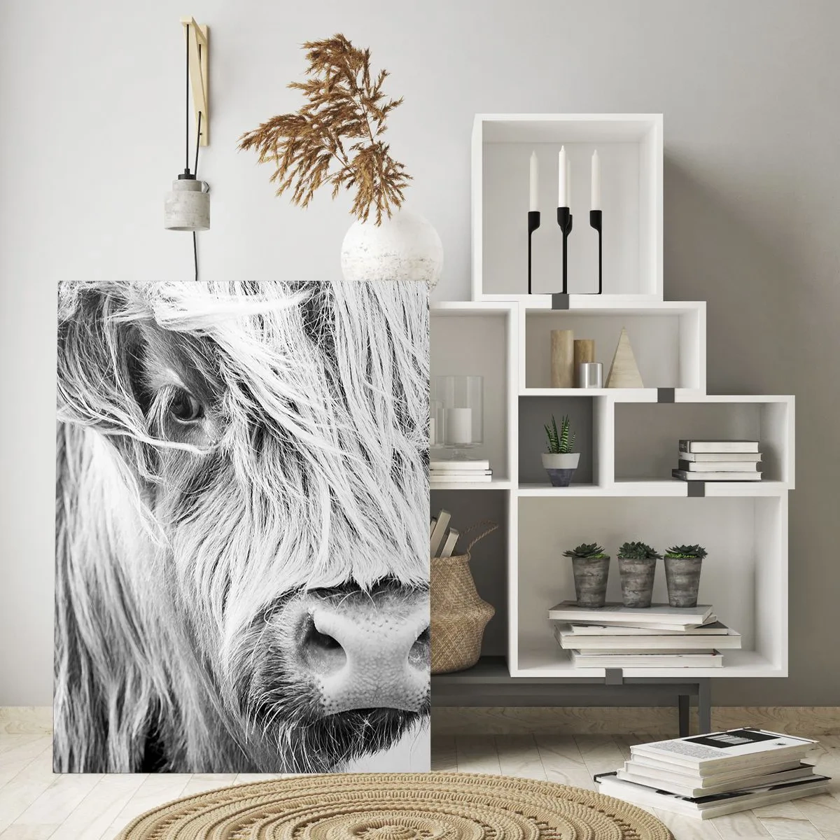 Obraz na szkle - Zbliżenie długowłosego szkockiego bydła w czerni i bieli - 50x70cm - Szkocka dzikość - Nowoczesna dekoracja ścienna do salonu, kuchni i sypialni ARTTOR