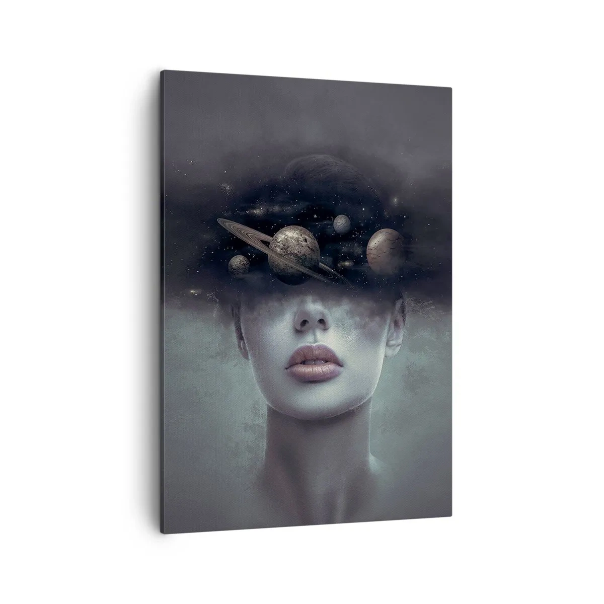Obraz na płótnie - Twarz kobiety z planetami i pierścieniami Saturna unoszącymi się nad oczami - 50x70cm - A planety szaleją… - Nowoczesna dekoracja ścienna do salonu, kuchni i sypialni ARTTOR