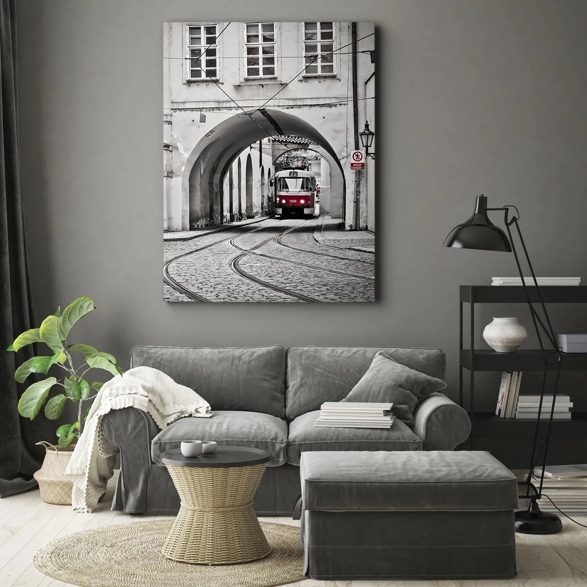 Obraz na płótnie - Czarno-biała fotografia tramwaju przejeżdżającego przez łukowy tunel - 50x70cm - Przez miejski labirynt - Nowoczesna dekoracja ścienna do salonu, kuchni i sypialni ARTTOR