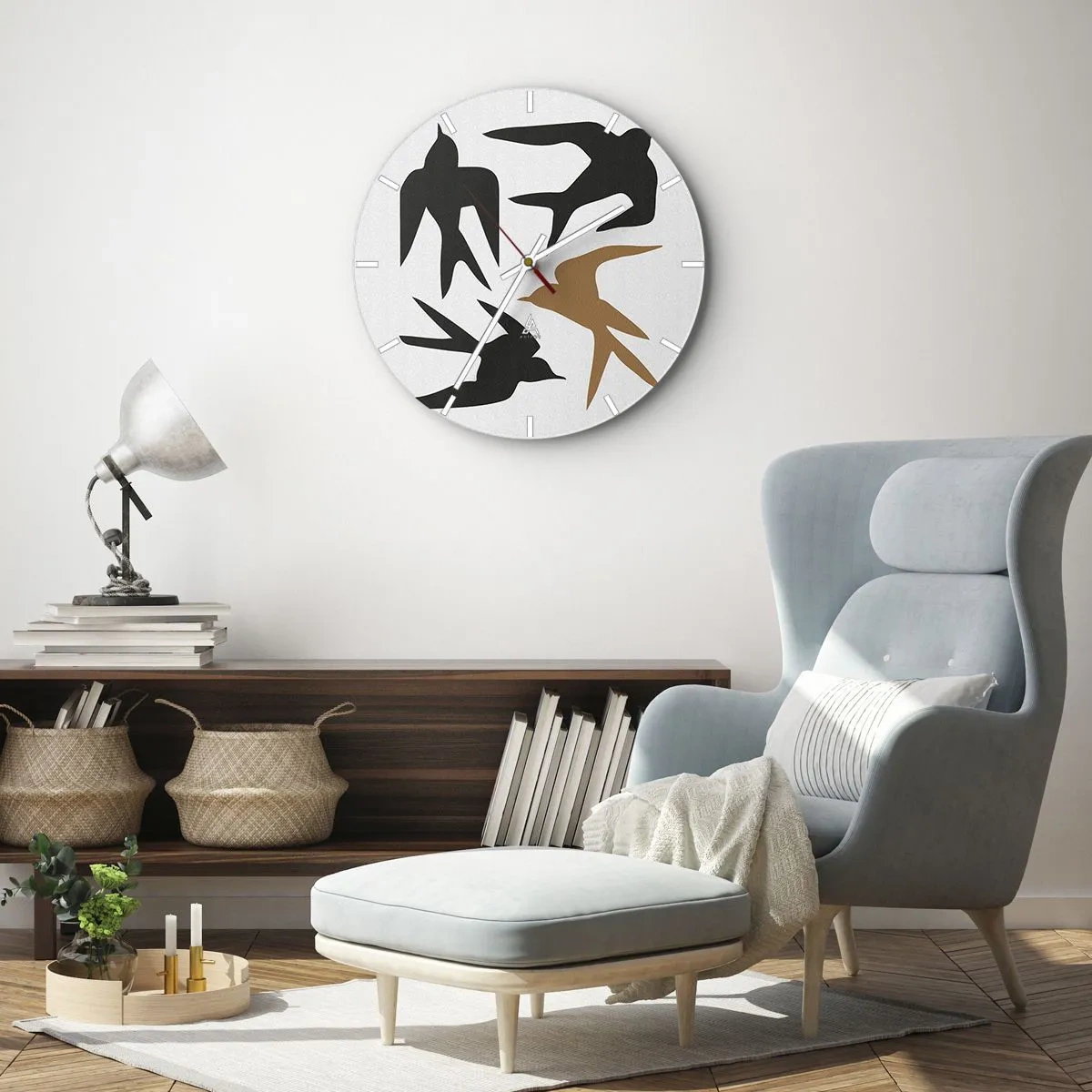Zegar ścienny - Czarne i złote sylwetki jaskółek na białym tle - 30x30cm - Jaskółcze zabawy - Nowoczesna dekoracja ścienna do salonu, kuchni i sypialni ARTTOR