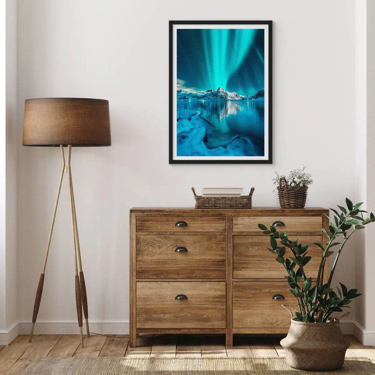 Plakat w czarnej ramie - Zorza polarna nad ośnieżonymi górami - 50x70cm - Noc światła - Nowoczesna dekoracja ścienna do salonu i sypialni ARTTOR