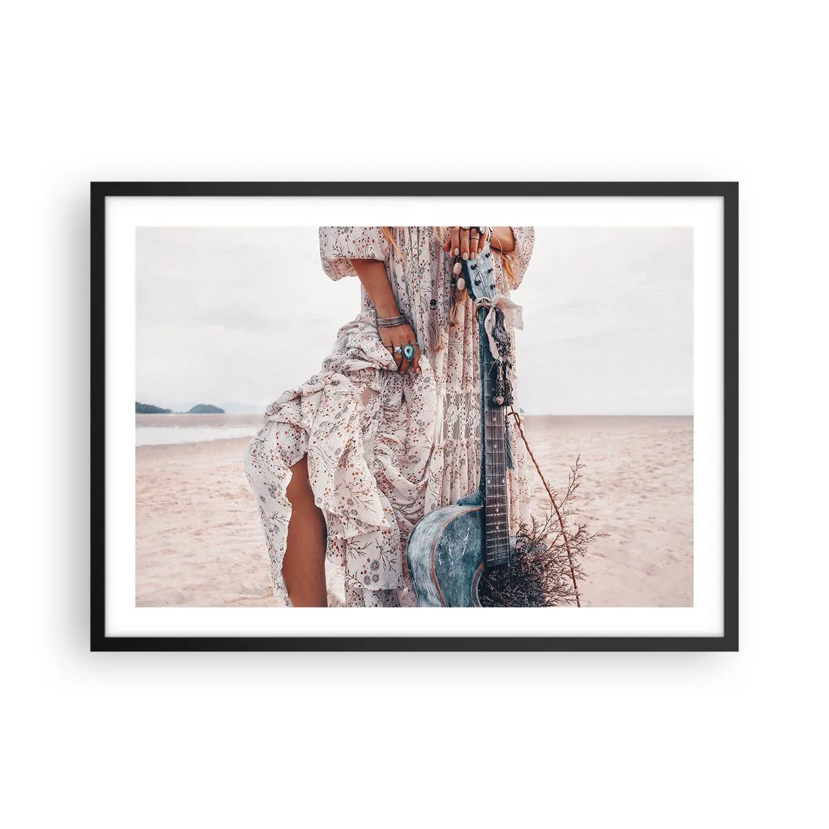 Plakat w czarnej ramie - Kobieta w stylu boho z gitarą na plaży - 70x50cm - Dzieci kwiaty w drodze - Nowoczesna dekoracja ścienna do salonu i sypialni ARTTOR
