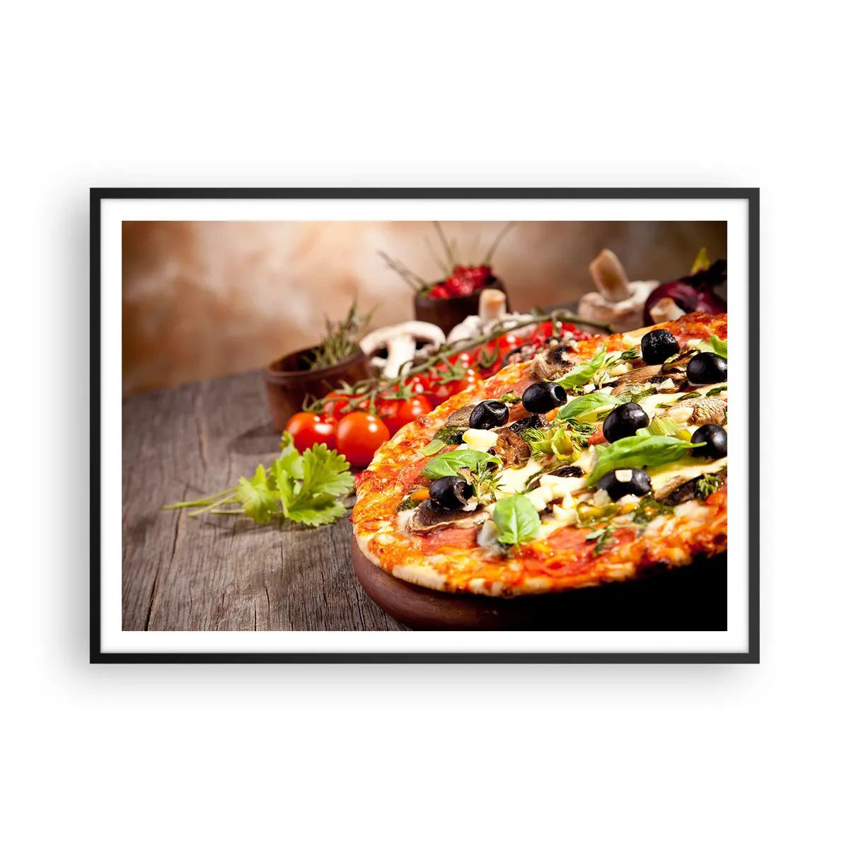 Plakat w czarnej ramie - Pizza z oliwkami, bazylią i świeżymi składnikami na drewnianym tle - 100x70cm - Z tellurycznych ingrediencji - Nowoczesna dekoracja ścienna do salonu i sypialni ARTTOR