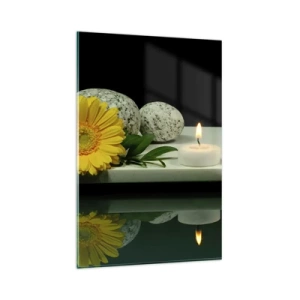 Obraz na szkle - Żółty kwiat, świece i kamienie na tle wody - 80x120cm - Ukojenie zmysłów - Nowoczesna dekoracja ścienna do salonu i sypialni ARTTOR