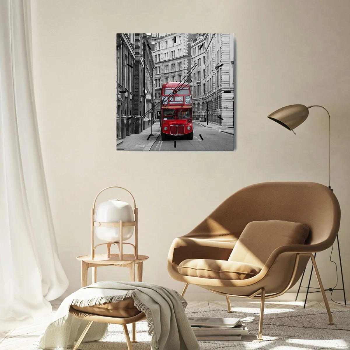 Zegar ścienny - Czerwony autobus na tle czarno-białych budynków miejskich - 30x30cm - Codzienność nie musi być szara - Nowoczesna dekoracja ścienna do salonu i sypialni ARTTOR