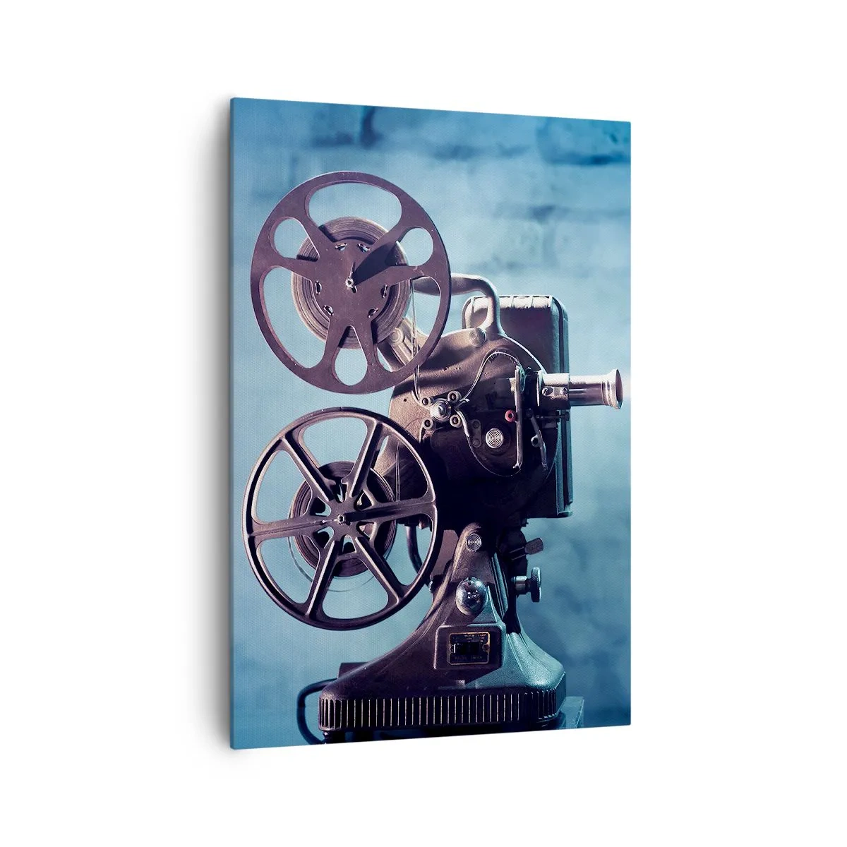 Obraz na płótnie - Stary projektor filmowy rzucający światło na tle błękitnej scenerii - 70x100cm - W starym kinie - Nowoczesna dekoracja ścienna do salonu i sypialni ARTTOR