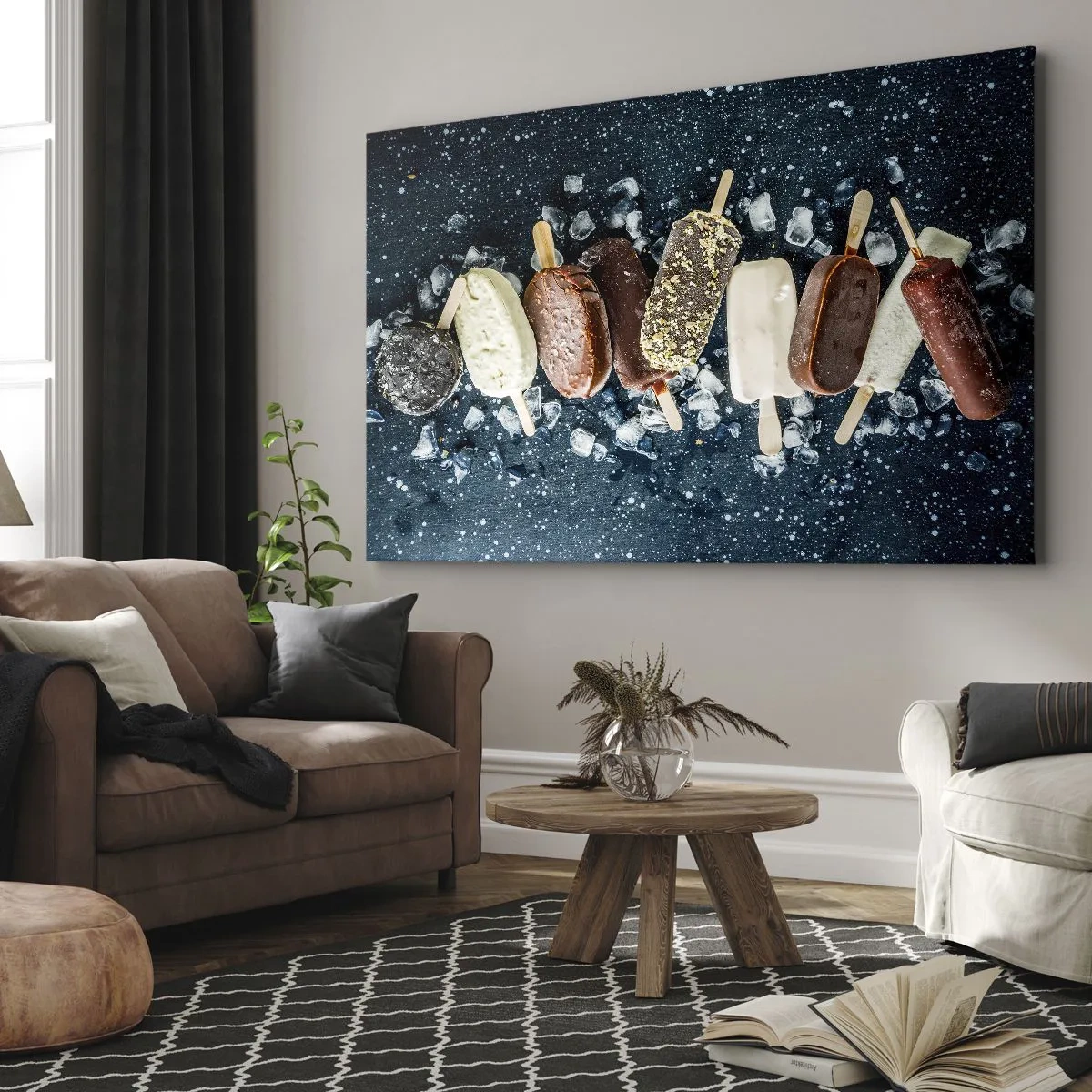 Obraz na płótnie - Kolorowe lody na patyku ułożone na lodzie z ciemnym tłem - 70x50cm - Smak gorącego lata - Nowoczesna dekoracja ścienna do salonu i sypialni ARTTOR