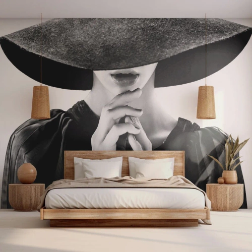 Fototapeta Premium Sand - Skryte piękno - Kobieta W Kapeluszu, Kobiece Dłonie, Moda - 200x140 cm