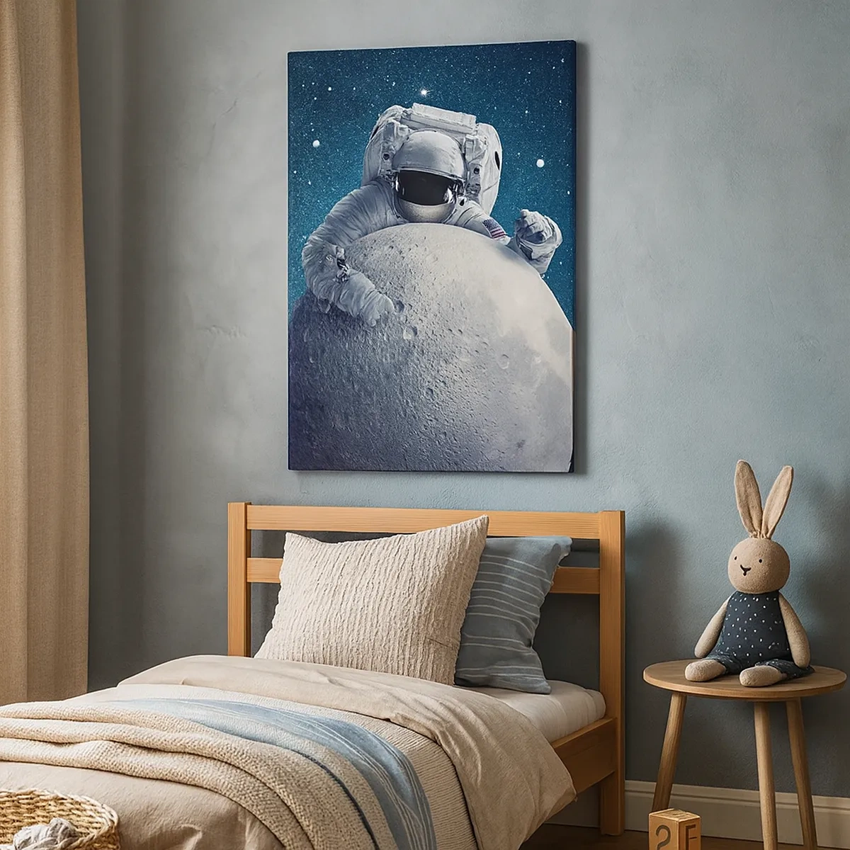 Obraz na płótnie - Astronauta w skafandrze trzymający Księżyc na tle gwiaździstego nieba - 50x70cm - Kosmiczny żartowniś - Nowoczesna dekoracja ścienna do salonu, kuchni i sypialni ARTTOR