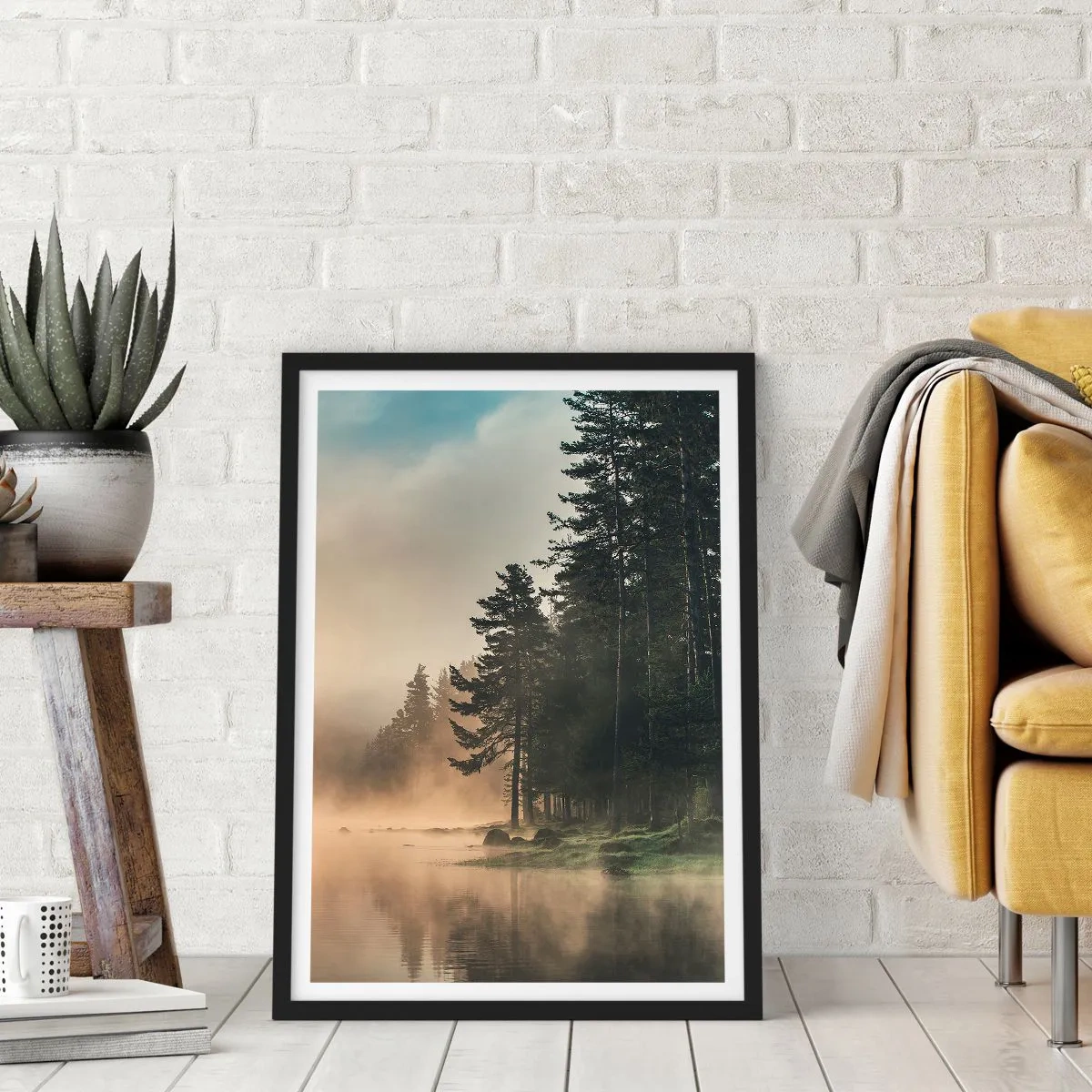 Plakat w czarnej ramie - Mglisty krajobraz lasu nad spokojnym jeziorem - 50x70cm - Narodziny dnia - Nowoczesna dekoracja ścienna do salonu i sypialni ARTTOR