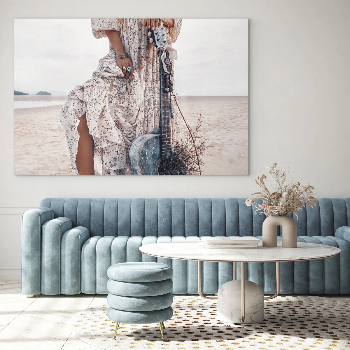 Obraz na szkle - Kobieta w stylu boho z gitarą na pustej plaży - 70x50cm - Dzieci kwiaty w drodze - Nowoczesna dekoracja ścienna do salonu i sypialni ARTTOR