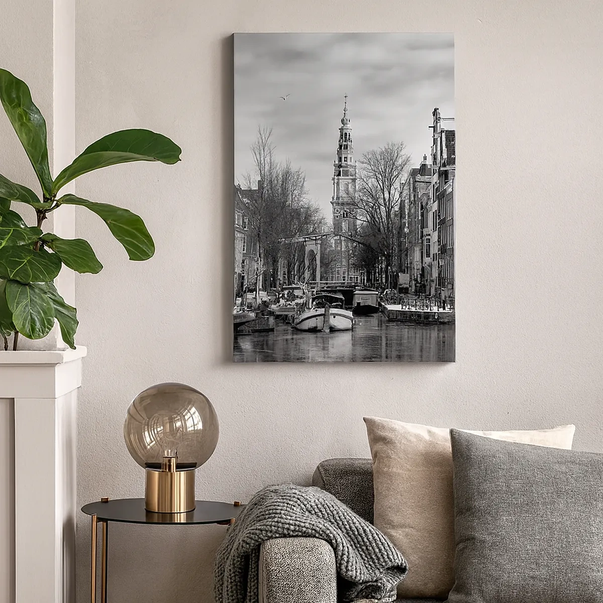 Obraz na płótnie - Czarno-biały widok na kanał w Amsterdamie z zabytkową wieżą - 50x70cm - Amsterdamskie klimaty - Nowoczesna dekoracja ścienna do salonu, kuchni i sypialni ARTTOR