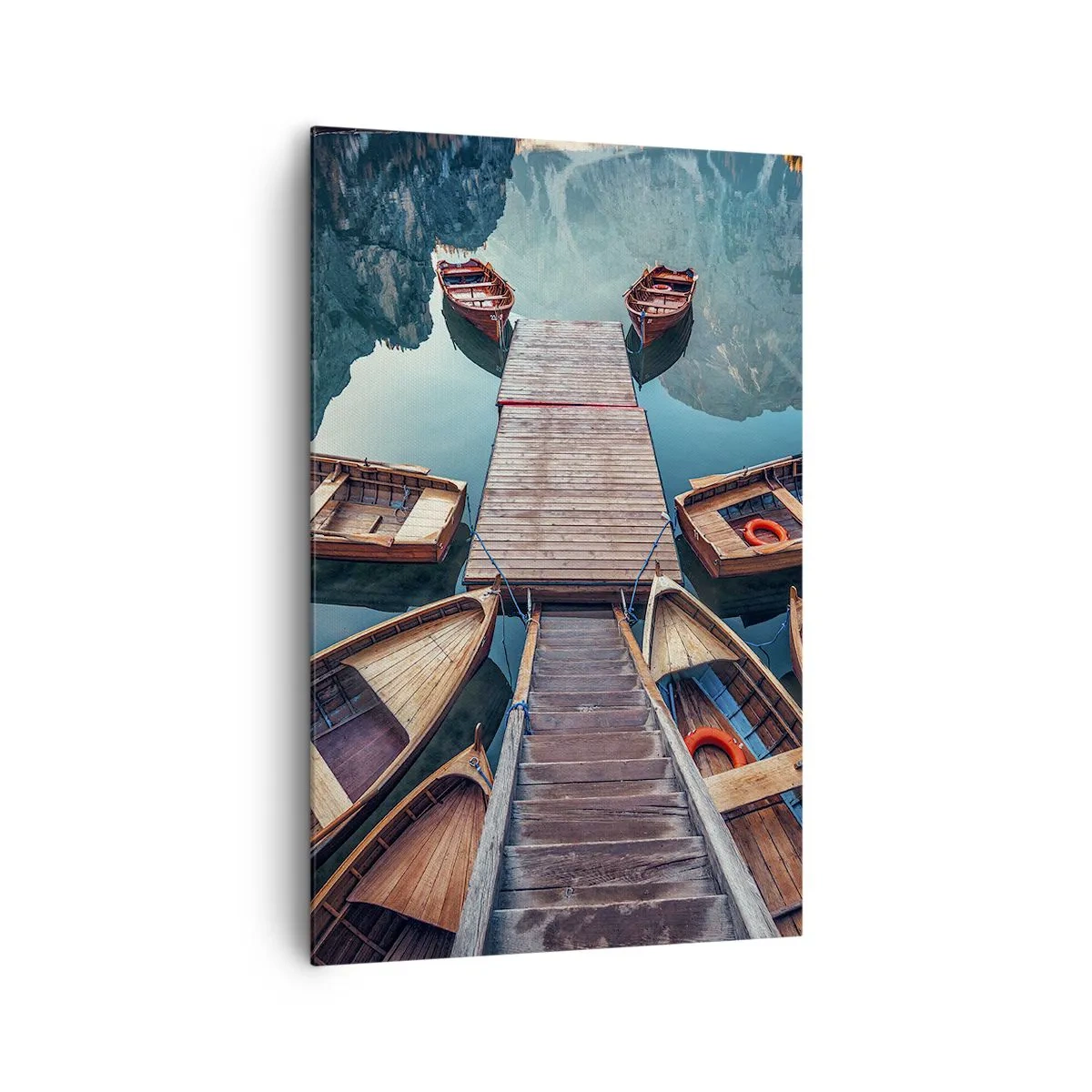 Obraz na płótnie - Drewniane łodzie przy pomoście na jeziorze górskim - 80x120cm - Czekam na przystani - Nowoczesna dekoracja ścienna do salonu i sypialni ARTTOR