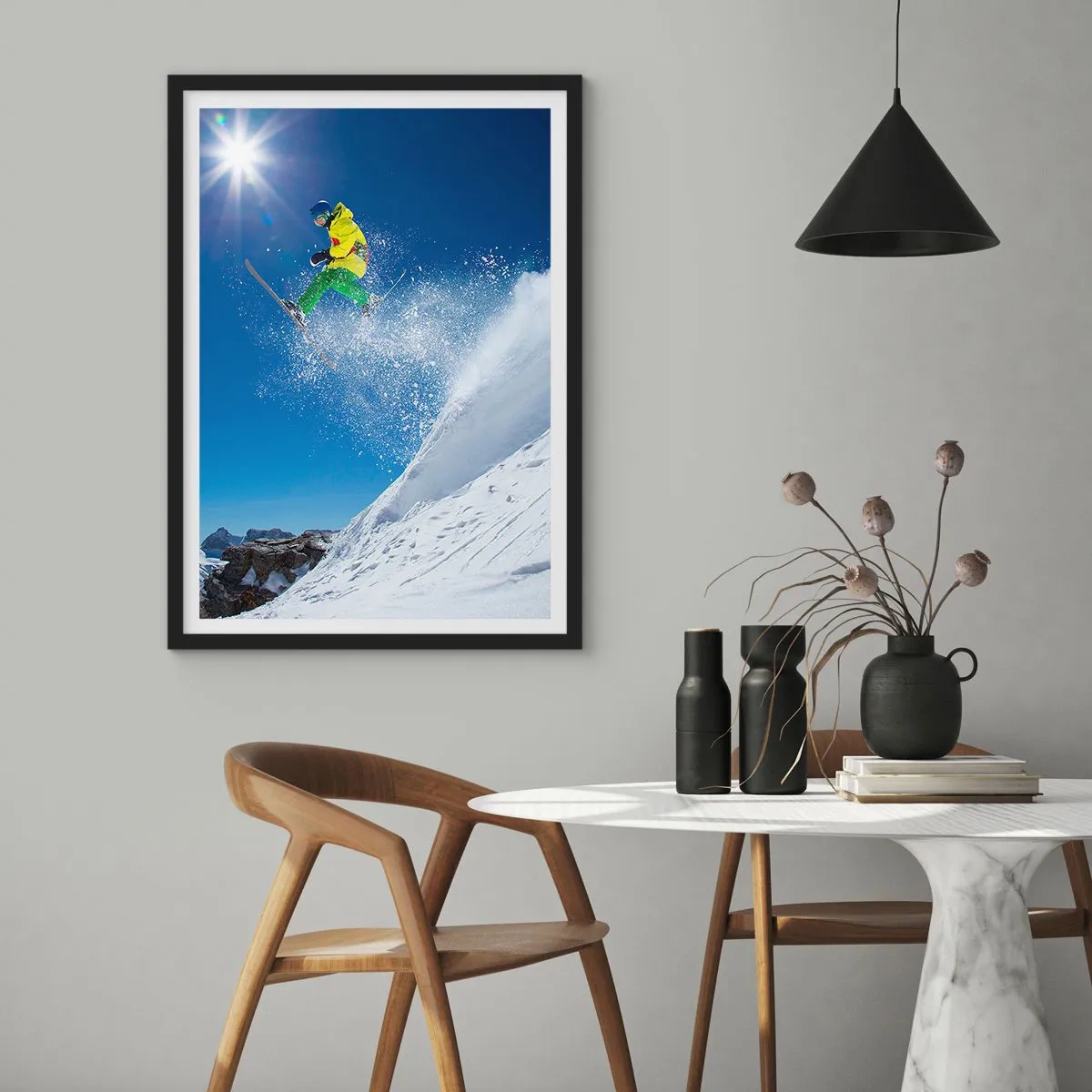 Plakat w czarnej ramie - Narciarz w akcji na śnieżnym stoku - 50x70cm - Tańczący z górami - Nowoczesna dekoracja ścienna do salonu i sypialni ARTTOR