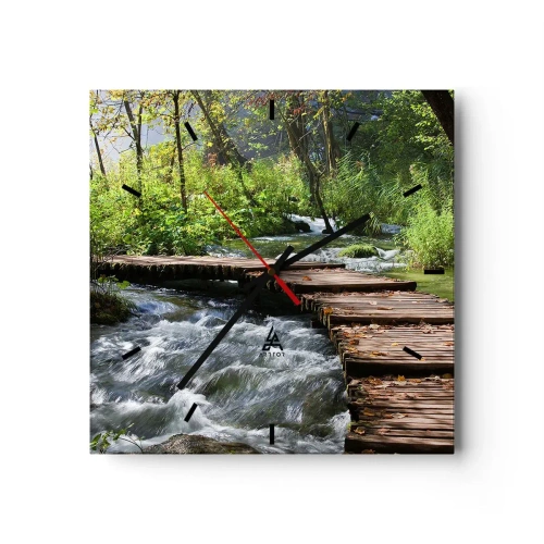 Zegar ścienny - Drewniany pomost nad rwącym strumieniem otoczony zielenią lasu. - 30x30cm - Nad pienistą kaskadą - Nowoczesna dekoracja ścienna do salonu i sypialni ARTTOR