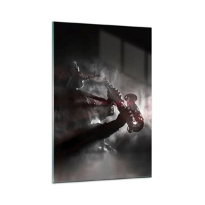 Obraz na szkle - Saksofonista w dymie na scenie w klimatycznej czerni i czerwieni - 80x120cm - W oparach jazzu - Nowoczesna dekoracja ścienna do salonu i sypialni ARTTOR
