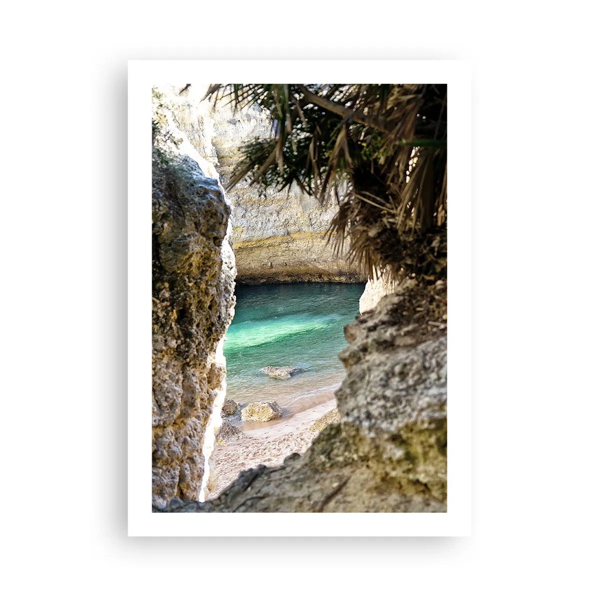 Plakat - Widok na ukrytą plażę przez skalną szczelinę - 50x70cm - Turkusowa zatoka - Nowoczesna dekoracja ścienna do salonu, kuchni i sypialni ARTTOR