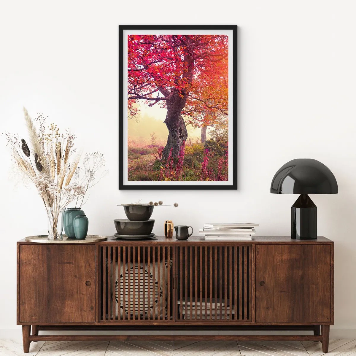 Plakat w czarnej ramie - Drzewo z czerwonymi liśćmi w jesiennym krajobrazie - 50x70cm - Szał rozkwitu - Nowoczesna dekoracja ścienna do salonu i sypialni ARTTOR