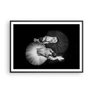 Plakat w czarnej ramie - Czarno-biały obraz dwóch baletnic w dynamicznej pozie - 100x70cm - Jin i jang – idealna równowaga - Nowoczesna dekoracja ścienna do salonu i sypialni ARTTOR
