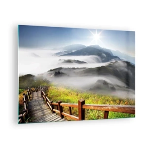 Obraz na szkle - Górski krajobraz z mgłą i drewnianą ścieżką o wschodzie słońca - 70x50cm - Utkane z blasku i mgły - Nowoczesna dekoracja ścienna do salonu i sypialni ARTTOR