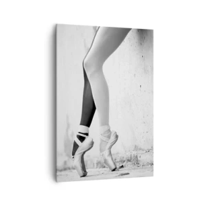 Obraz na płótnie - Czarno-biała fotografia nóg baletnicy w pointach i kontrastowych rajstopach - 70x100cm - Balerina, voila! - Nowoczesna dekoracja ścienna do salonu i sypialni ARTTOR