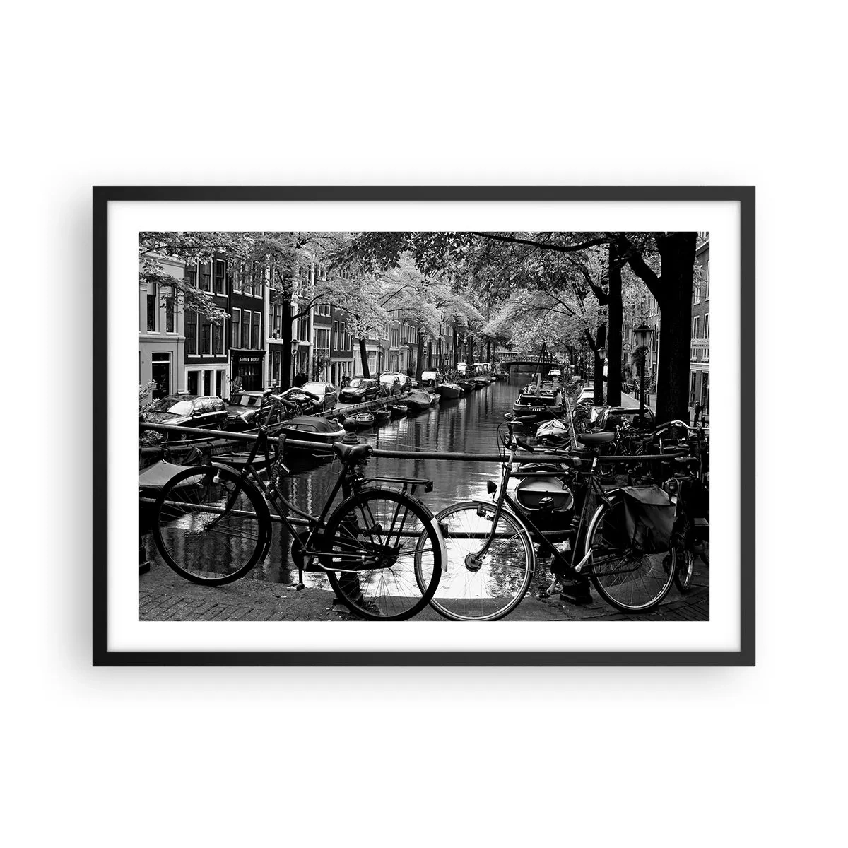 Plakat w czarnej ramie - Kanał z rowerami w czarno-białej fotografii - 70x50cm - Bardzo holenderski widok - Nowoczesna dekoracja ścienna do salonu i sypialni ARTTOR