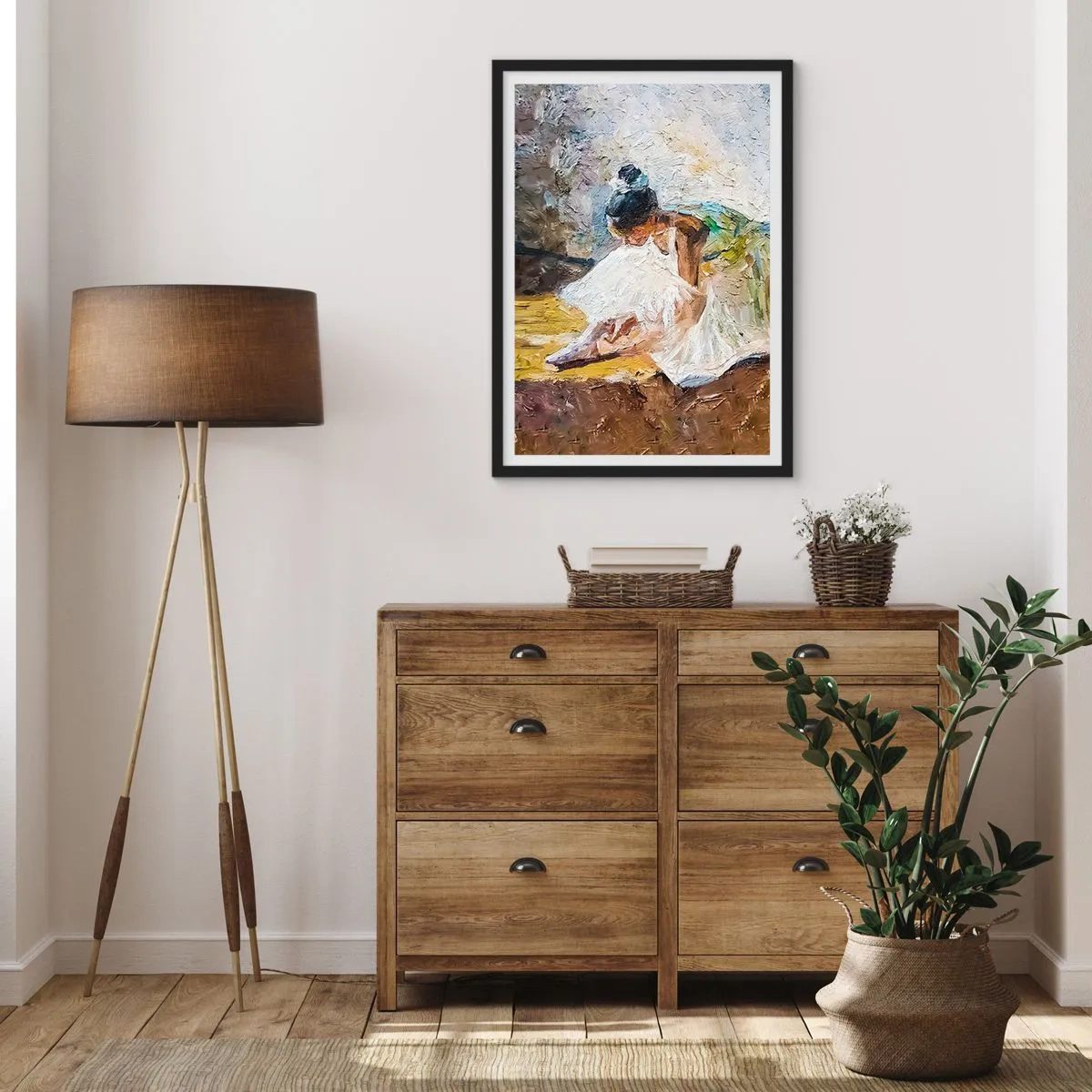 Plakat w czarnej ramie - Baletnica w białej sukni pochylona na tle malarskiej scenerii - 50x70cm - Z obrazu Degasa - Nowoczesna dekoracja ścienna do salonu i sypialni ARTTOR