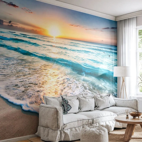 Fototapeta Premium Sand - Morski brzeg o wschodzie słońca z delikatnymi falami - 100x70cm - Widok wart zachodu - Nowoczesna dekoracja ścienna do salonu, kuchni i sypialni ARTTOR