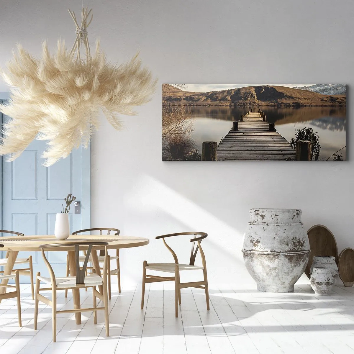 Obraz na płótnie - Drewniany pomost nad jeziorem otoczony malowniczymi wzgórzami - 140x50cm - Pejzaż w ciszy - Nowoczesna dekoracja ścienna do salonu i sypialni ARTTOR