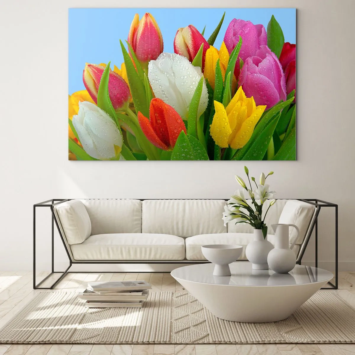 Obraz na szkle - Kolorowe tulipany pokryte kroplami rosy na tle błękitu - 120x80cm - Kwiatowa tęcza w kroplach rosy - Nowoczesna dekoracja ścienna do salonu, kuchni i sypialni ARTTOR