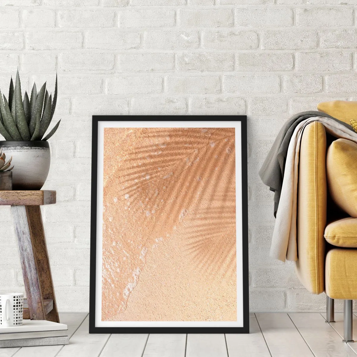 Plakat w czarnej ramie - Cień liści palmy na złotym piasku plaży - 50x70cm - Cień gorącego lata - Nowoczesna dekoracja ścienna do salonu i sypialni ARTTOR