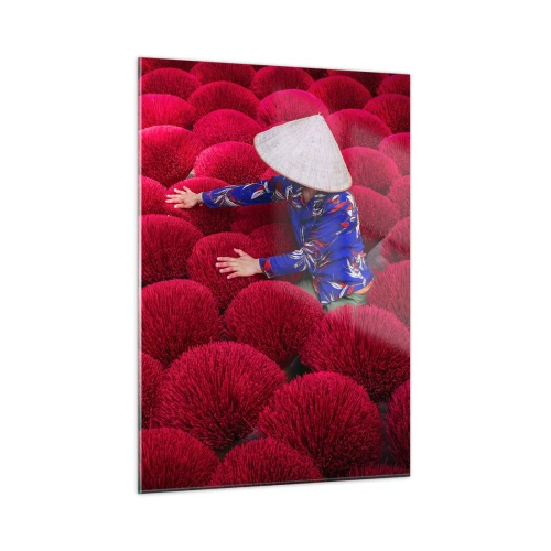 Obraz na szkle - Pracownik wśród czerwonych pęków kadzideł na tle wzoru - 50x70cm - Na ryżowym polu - Nowoczesna dekoracja ścienna do salonu, kuchni i sypialni ARTTOR