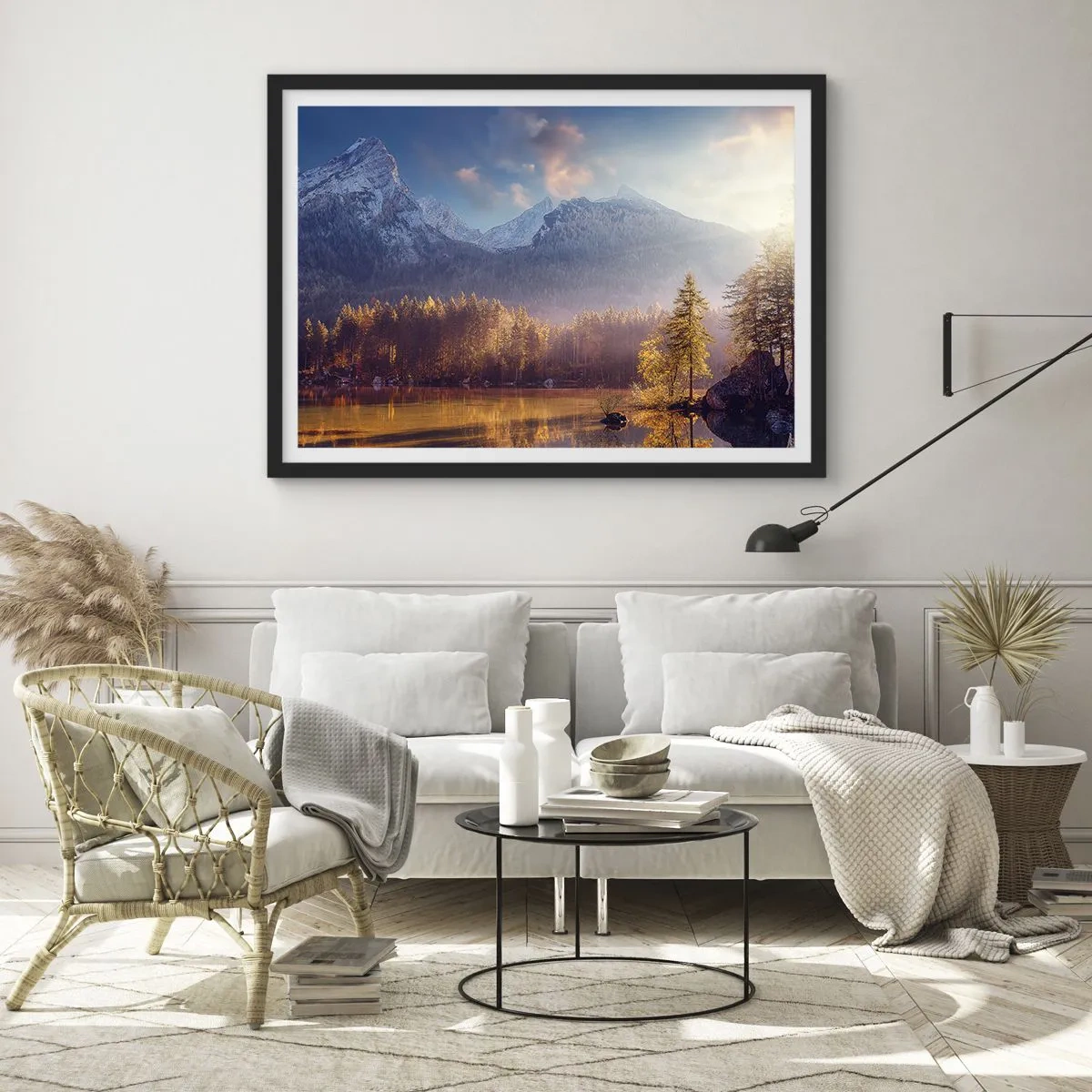 Plakat w czarnej ramie - Malowniczy widok na górski las i jezioro o świcie - 70x50cm - W górach i dolinach - Nowoczesna dekoracja ścienna do salonu i sypialni ARTTOR