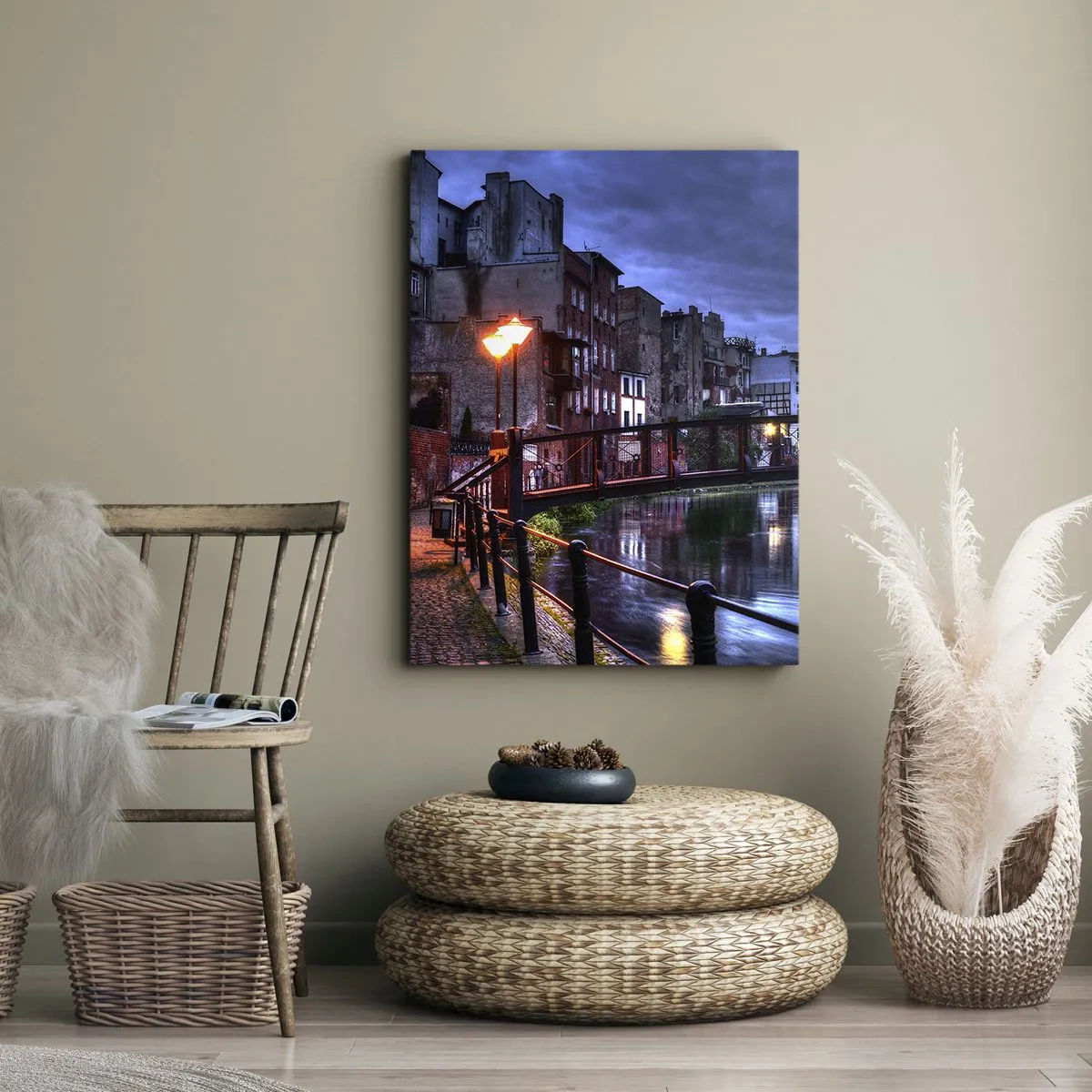 Obraz na płótnie - Nocna sceneria miasta z mostem nad kanałem - 50x70cm - Takiej Bydgoszczy nie znałeś - Nowoczesna dekoracja ścienna do salonu, kuchni i sypialni ARTTOR