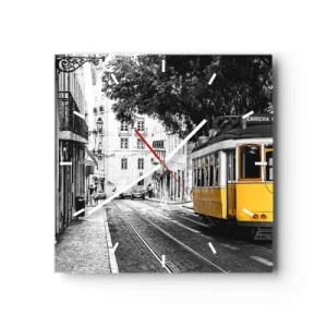 Zegar ścienny - Żółty tramwaj na tle czarno-białej uliczki - 30x30cm - I fado w tle - Nowoczesna dekoracja ścienna do salonu i sypialni ARTTOR