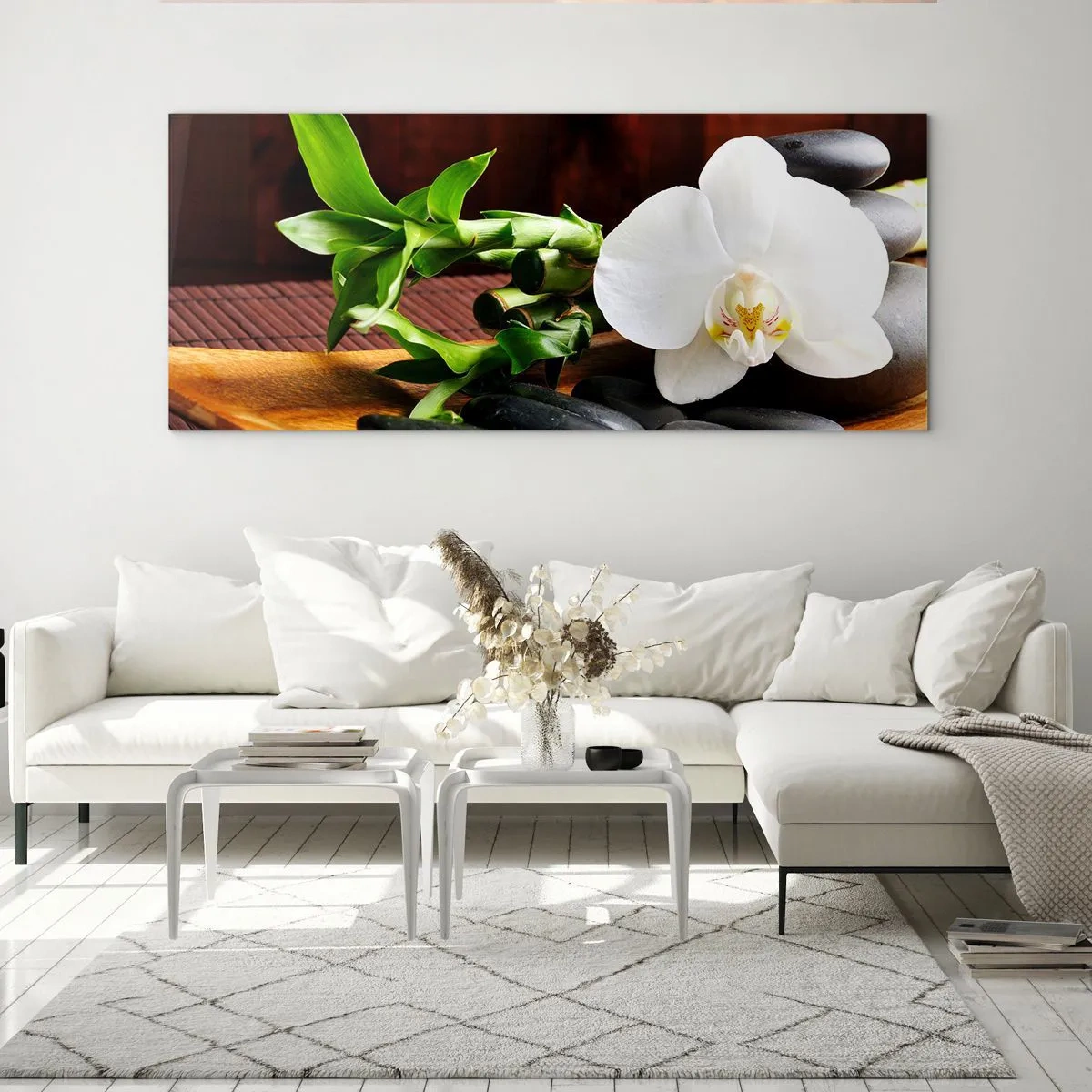 Obraz na szkle - Biała orchidea z bambusem na tle kamieni w stylu Zen - 160x50cm - Poddaj się dotykowi natury - Nowoczesna dekoracja ścienna do salonu i sypialni ARTTOR