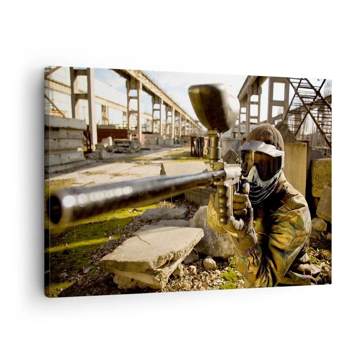 Obraz na płótnie - Gracz paintballa w stroju kamuflażowym celujący z markera - 70x50cm - I ty możesz zostać bohaterem - Nowoczesna dekoracja ścienna do salonu i sypialni ARTTOR