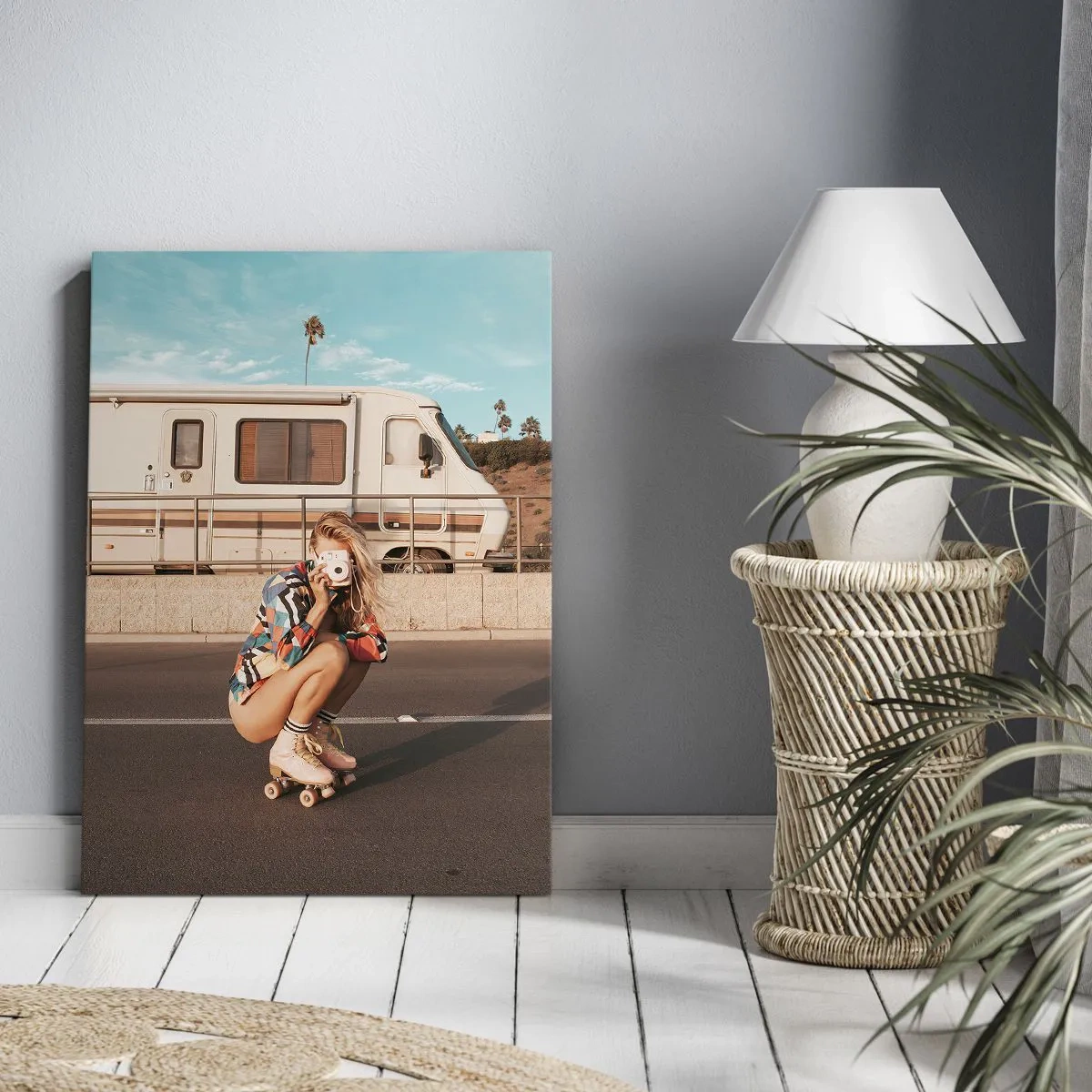 Obraz na płótnie - Dziewczyna na wrotkach robiąca zdjęcie w słoneczny dzień - 80x120cm - Uśmiech, proszę! - Nowoczesna dekoracja ścienna do salonu i sypialni ARTTOR