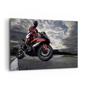 Obraz na płótnie - Motocyklista na sportowym motocyklu na tle pochmurnego nieba - 120x80cm - Mroczny jeździec - Nowoczesna dekoracja ścienna do salonu, kuchni i sypialni ARTTOR