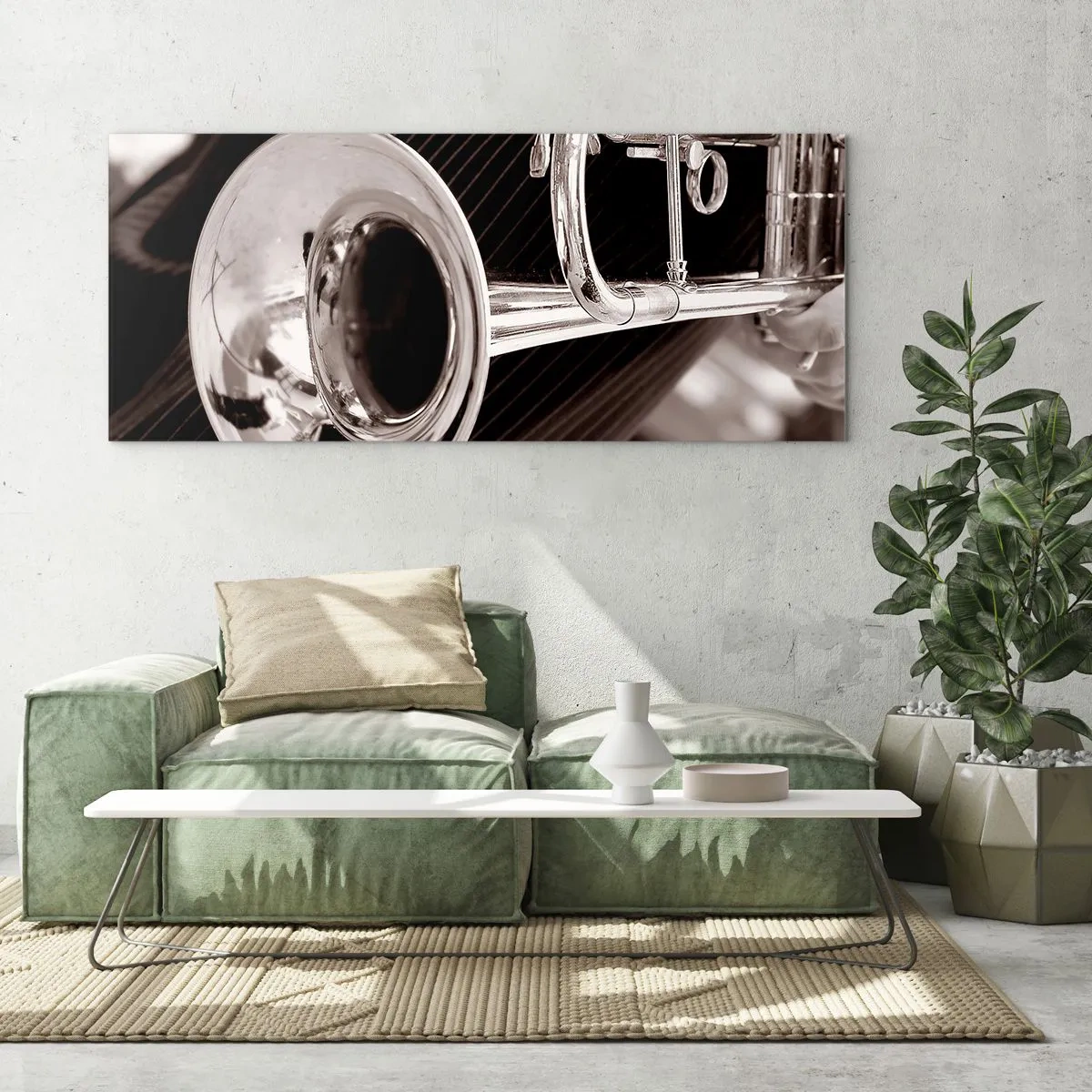 Obraz na szkle - Srebrna trąbka w zbliżeniu na tle eleganckiego materiału - 160x50cm - Muzyczna podróż do lat 30. - Nowoczesna dekoracja ścienna do salonu i sypialni ARTTOR