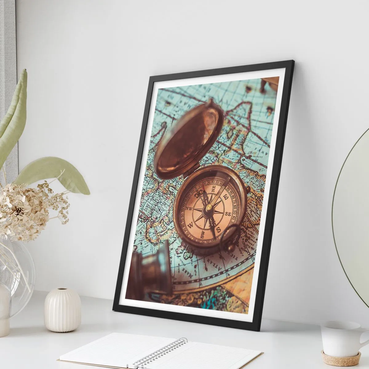 Plakat w czarnej ramie - Zabytkowy kompas na tle mapy świata - 50x70cm - Dla poszukiwacza przygód - Nowoczesna dekoracja ścienna do salonu i sypialni ARTTOR