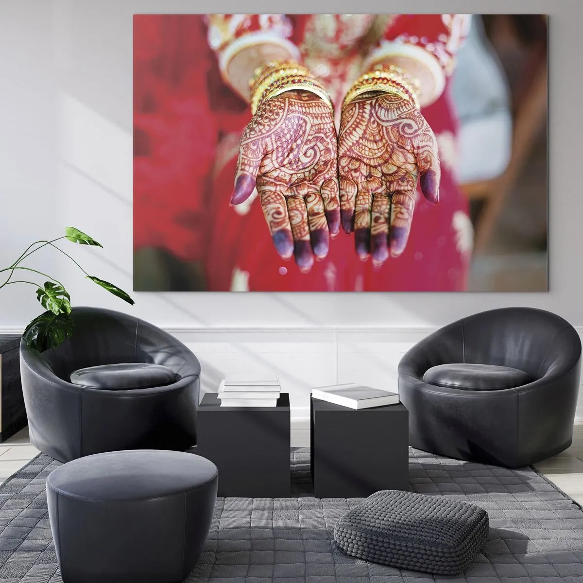 Obraz na szkle - Dłonie z henną w tradycyjnym stroju na tle czerwieni - 70x50cm - Gotowa złapać szczęście - Nowoczesna dekoracja ścienna do salonu i sypialni ARTTOR