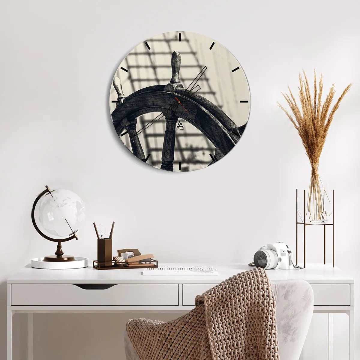Zegar ścienny - Ster okrętowy w sepii na tle żagli - 30x30cm - Morskie opowieści - Nowoczesna dekoracja ścienna do salonu, kuchni i sypialni ARTTOR
