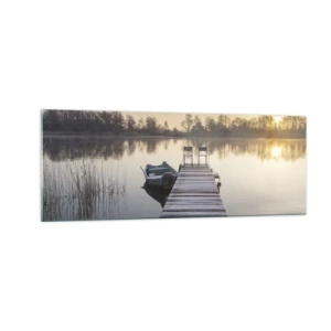 Obraz na szkle - Pomost nad jeziorem o poranku z łódką i krzesłami - 140x50cm - Wrócę za jakiś czas - Nowoczesna dekoracja ścienna do salonu i sypialni ARTTOR