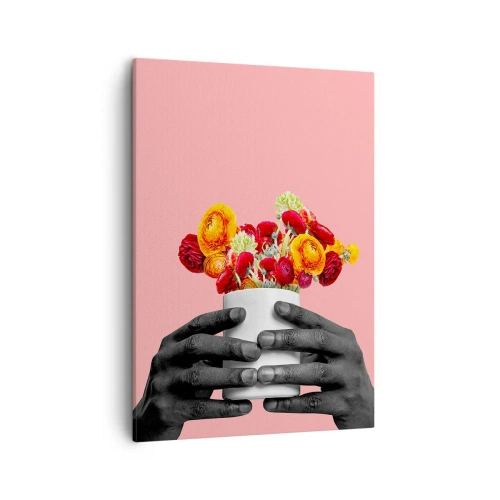 Obraz na płótnie - Czarno-białe dłonie trzymające biały wazon z kolorowymi kwiatami na różowym tle - 50x70cm - Apoteoza życia - Nowoczesna dekoracja ścienna do salonu, kuchni i sypialni ARTTOR